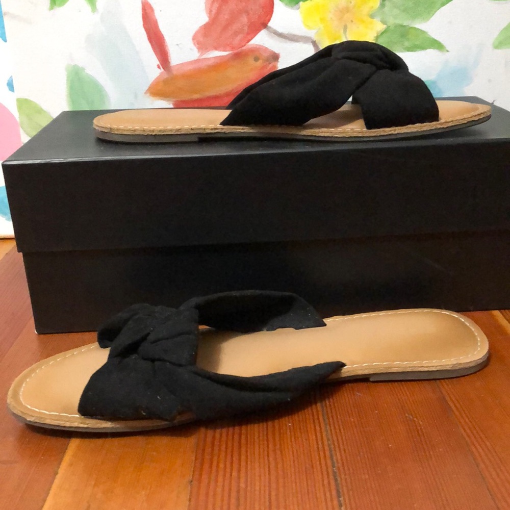 Black knot sandals